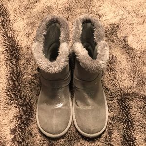 Silver girls boots with faux fur and knot detail